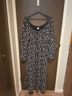 Glamorous (UK) Off-Shoulder Maxi Dress - Black & Cream Floral Print